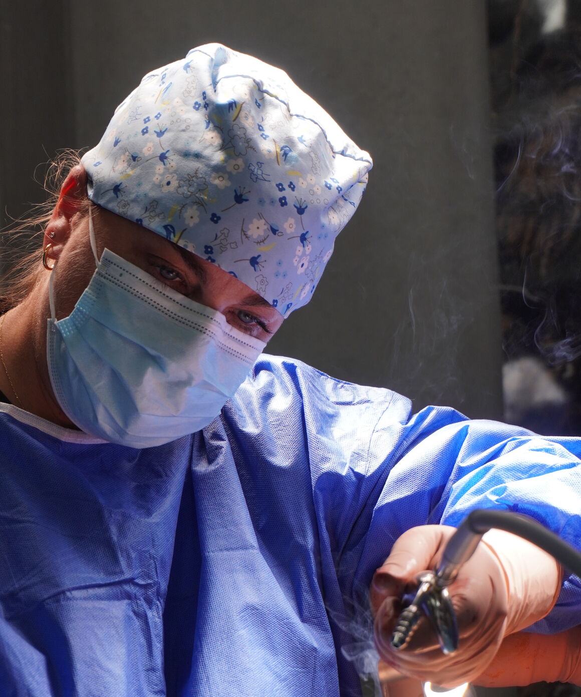 Dra. Claudia Liuzza operando en el quirófano acreditado de CLA Surgery, Barcelona